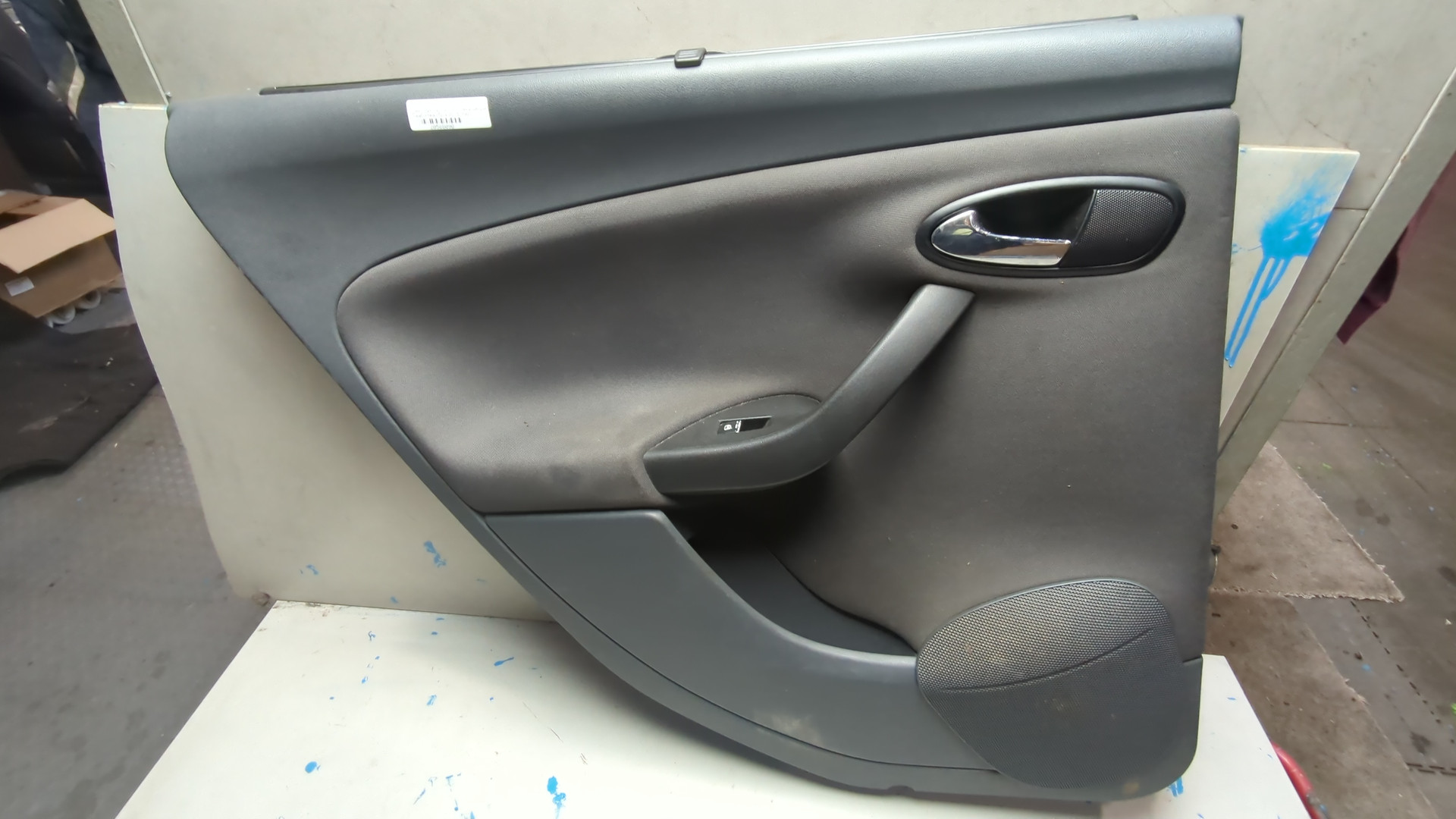 Обшивка двери задней левой