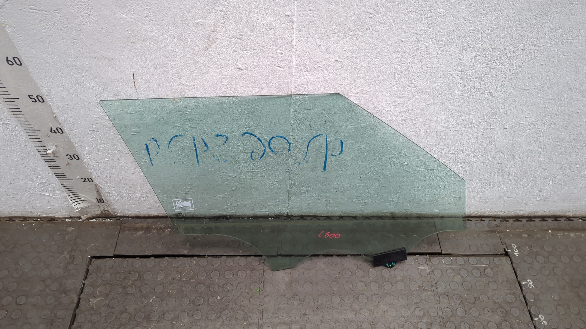 Стекло двери передней левой