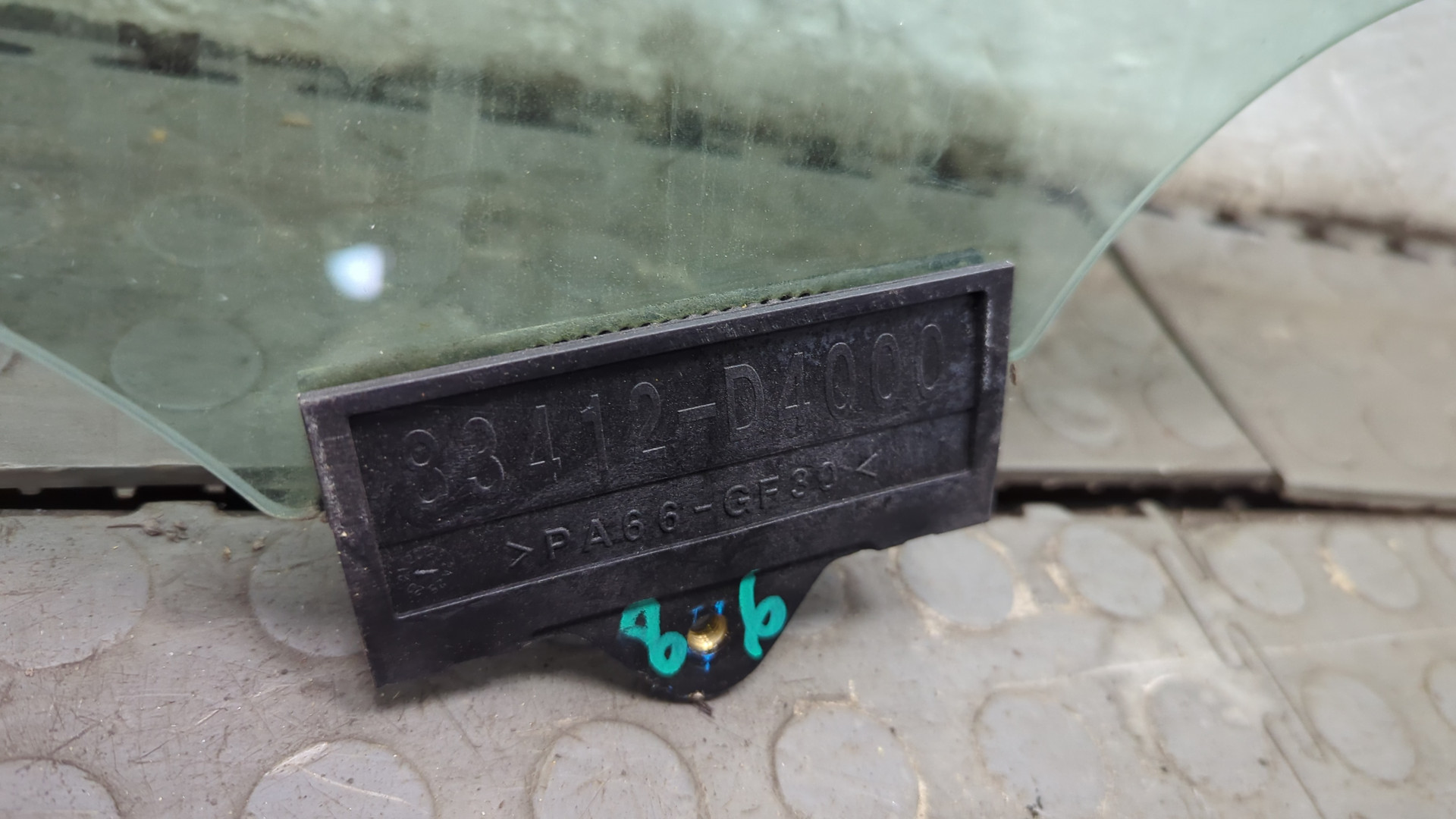 Стекло двери передней левой