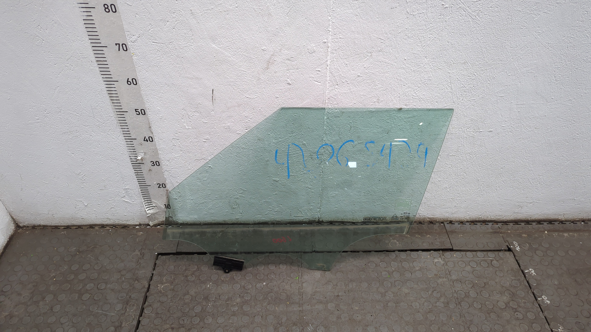 Стекло двери передней левой