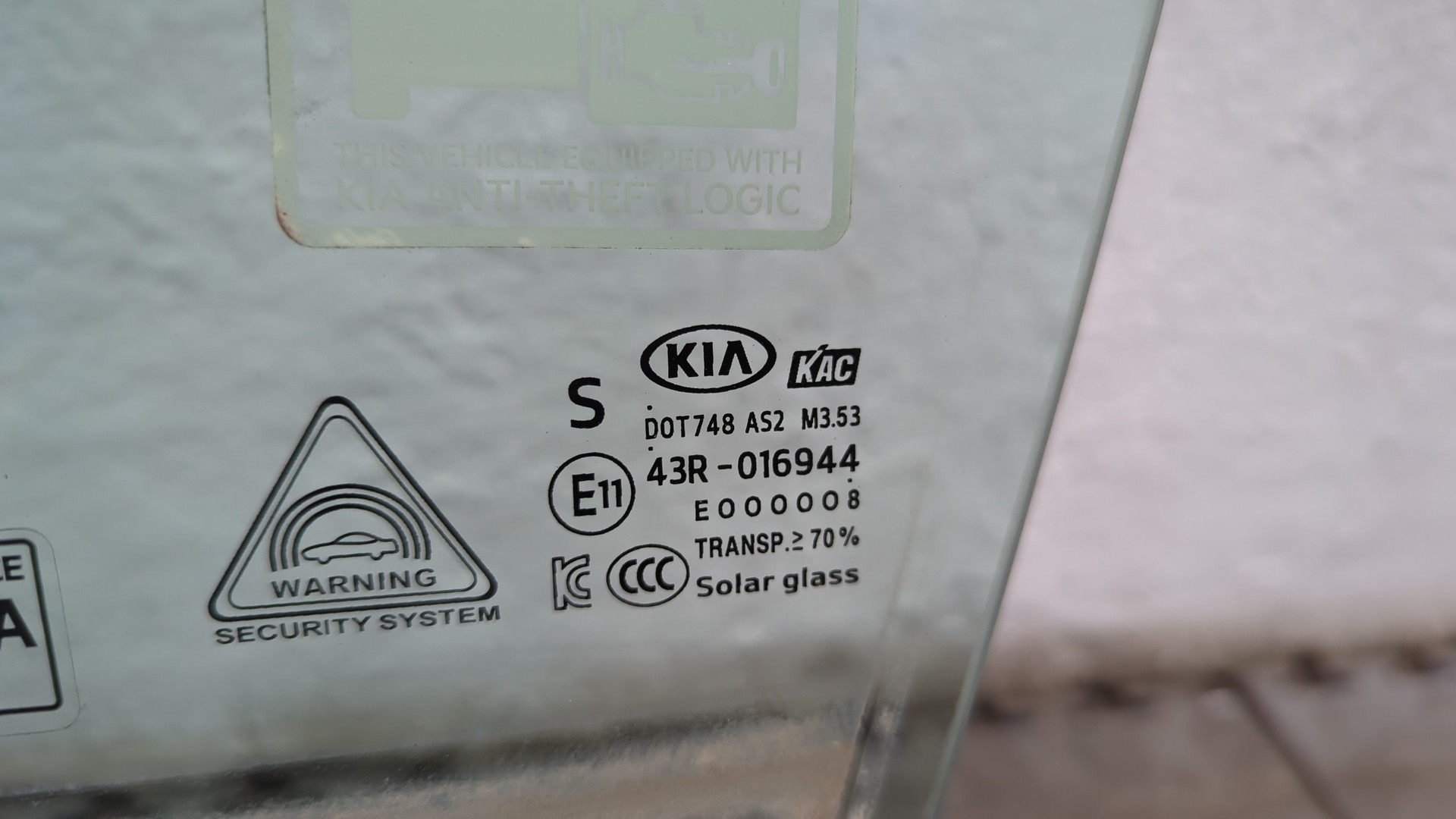 Стекло двери передней левой