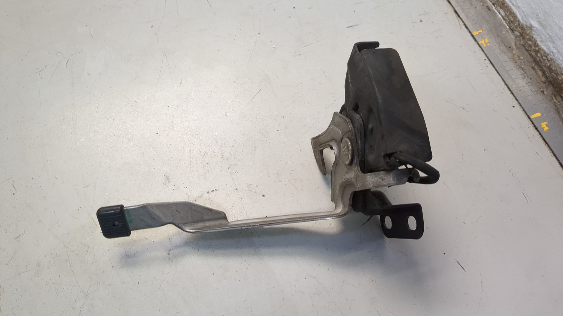 Замок капота