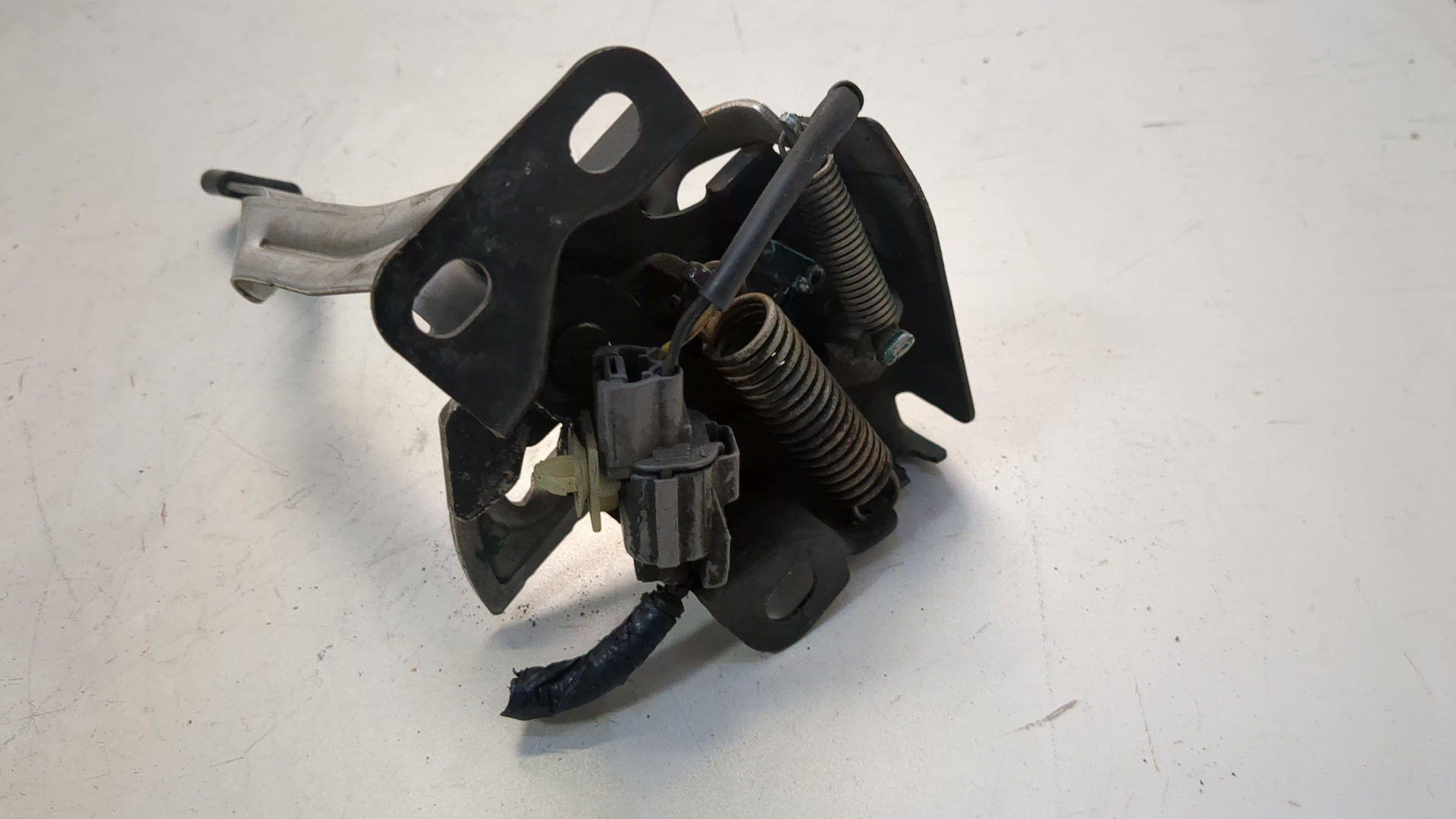 Замок капота