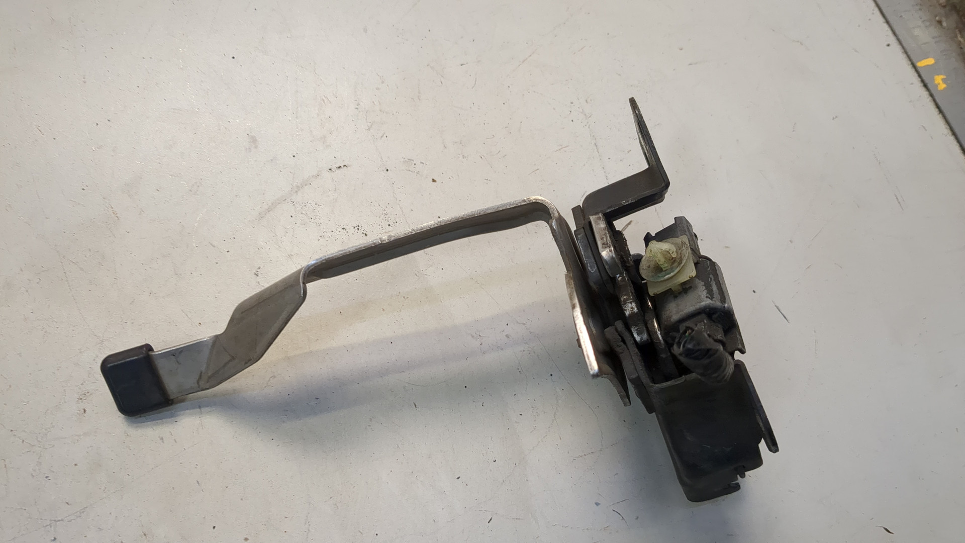 Замок капота