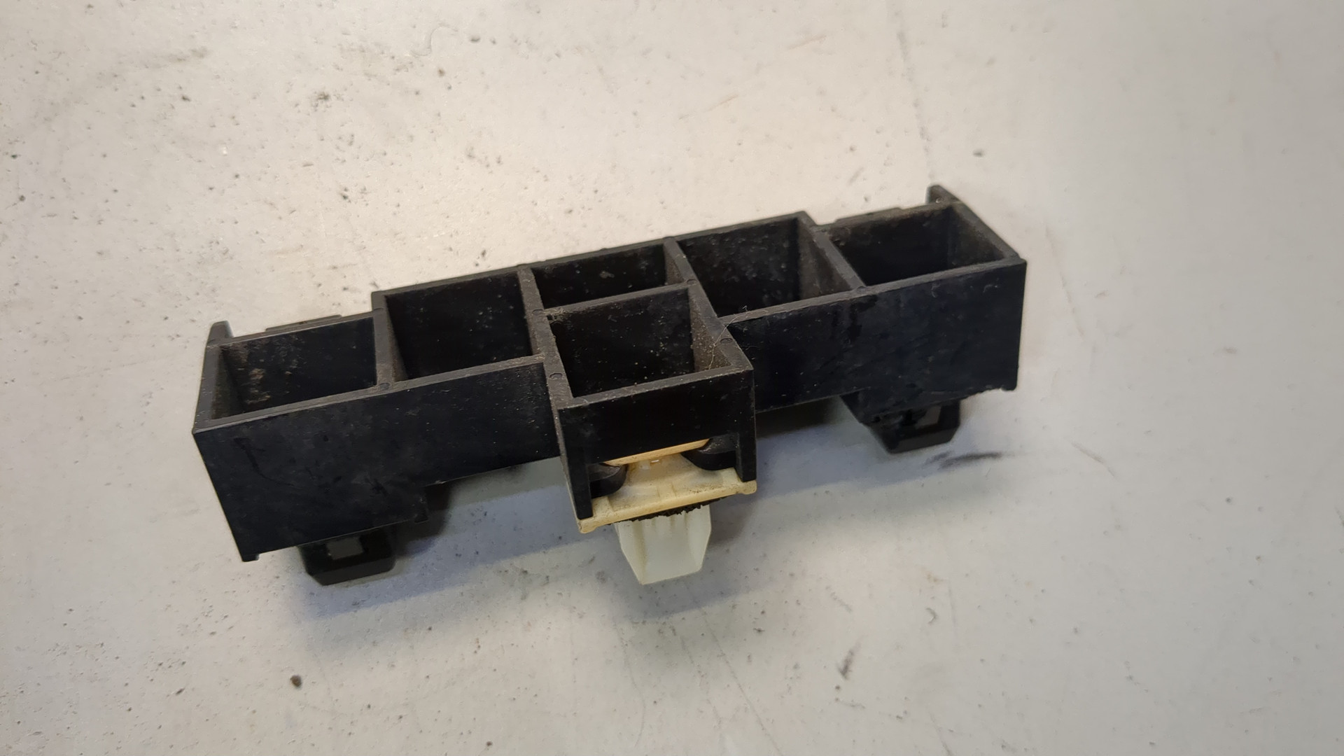 Кронштейн заднего бампера