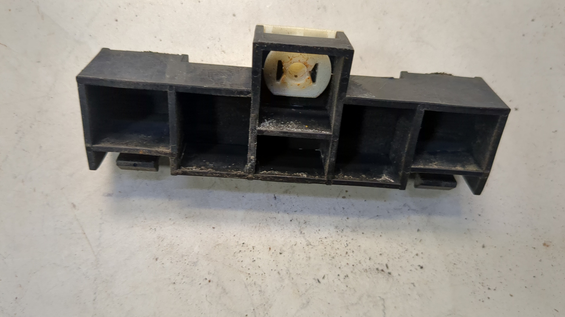 Кронштейн заднего бампера