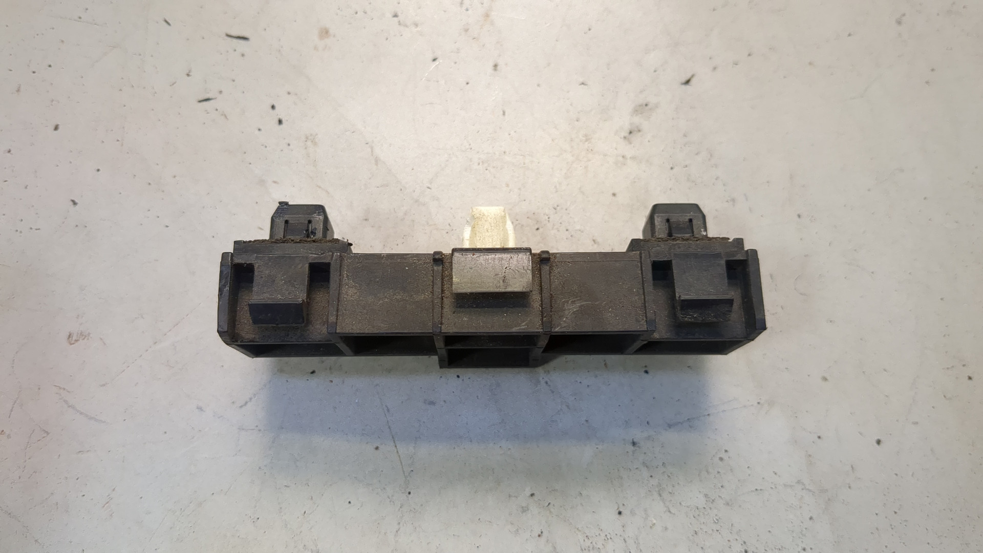 Кронштейн заднего бампера