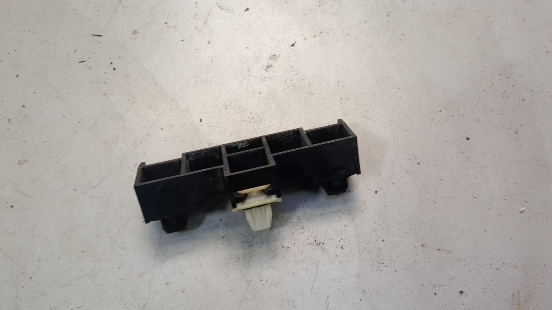 Кронштейн заднего бампера