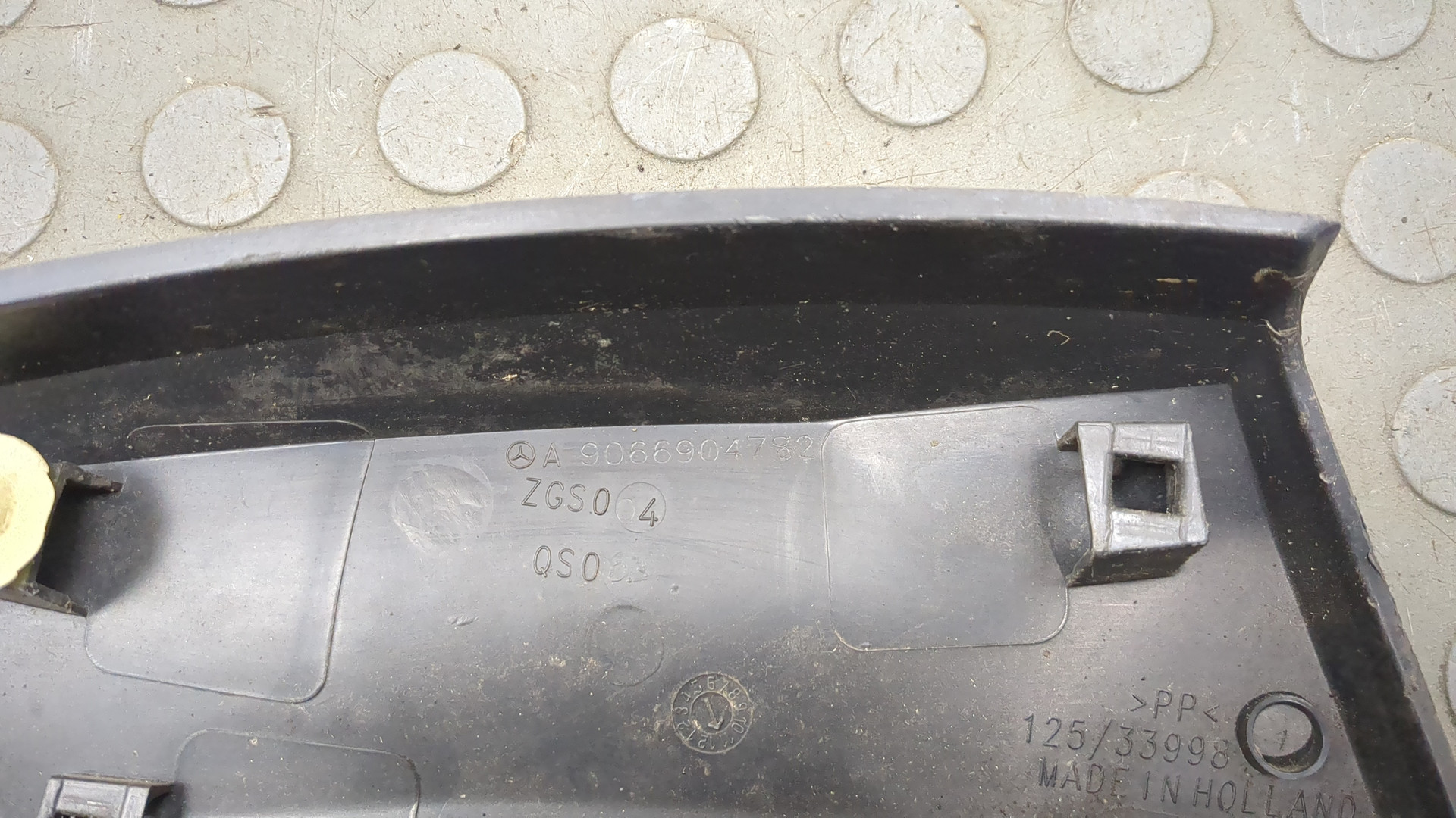 Накладка переднего крыла левого