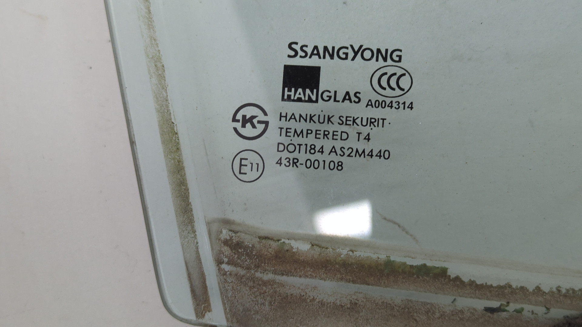 Стекло двери передней правой