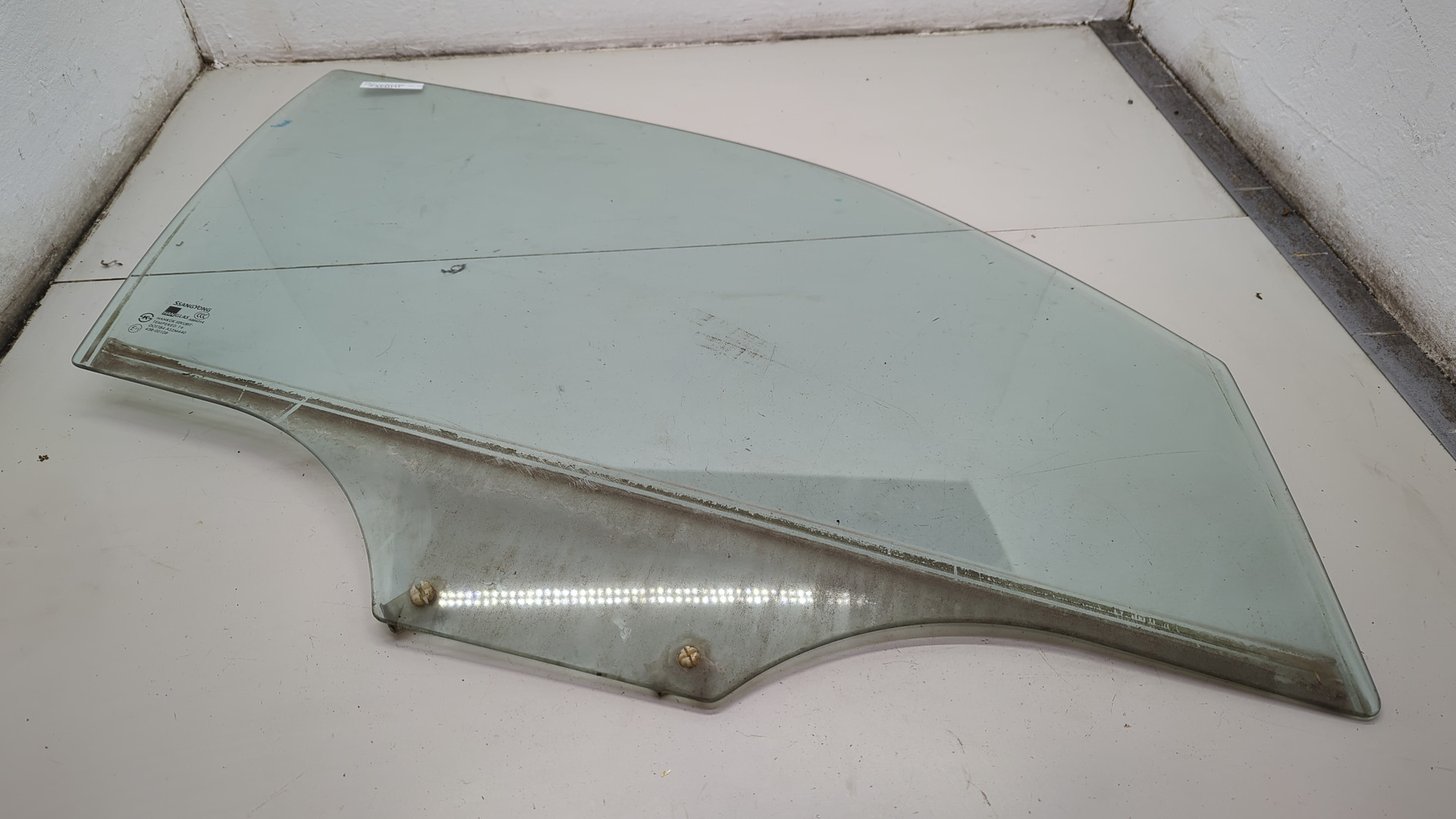 Стекло двери передней правой