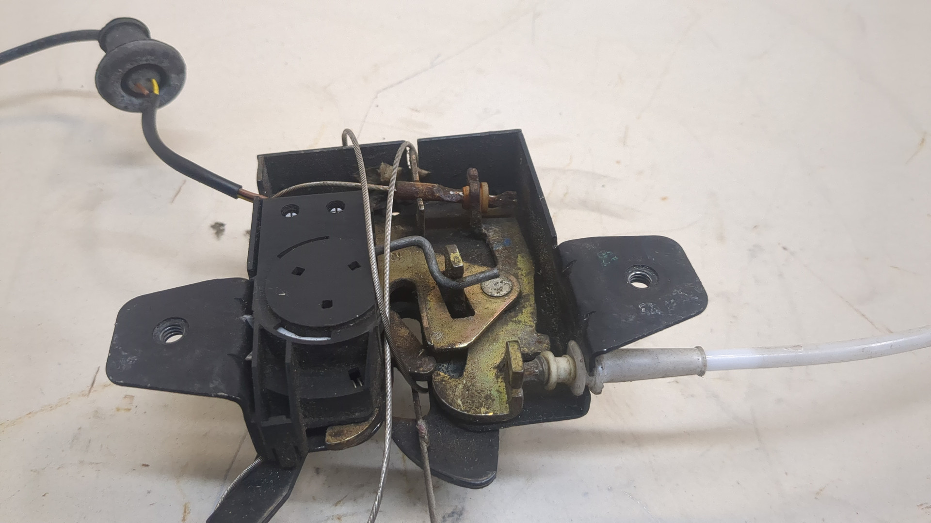 Замок капота