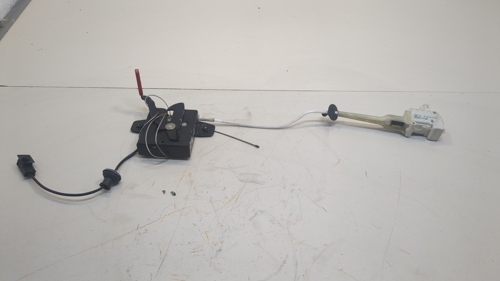 Замок капота