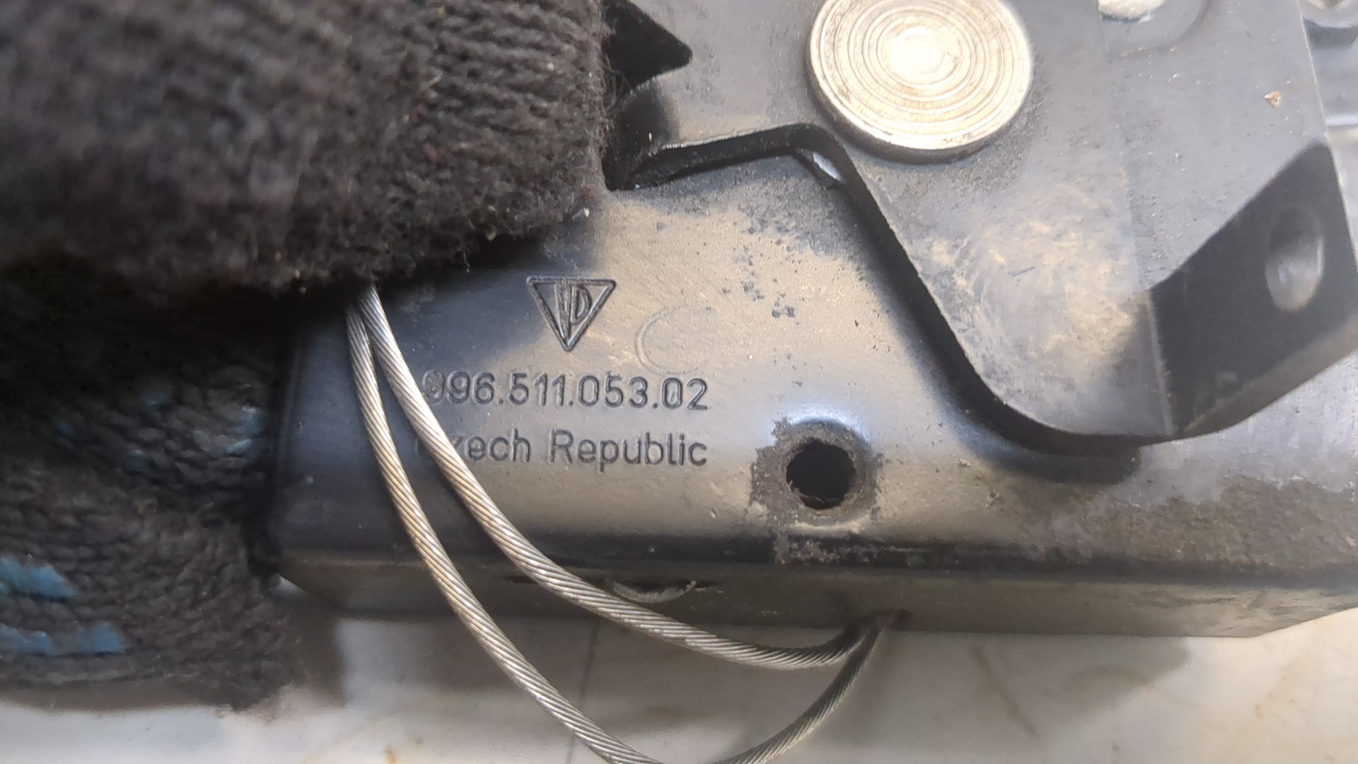 Замок капота