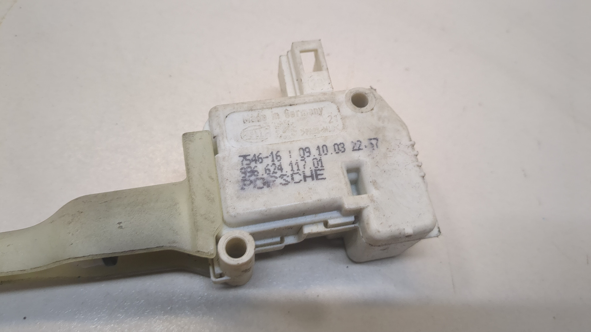 Замок капота