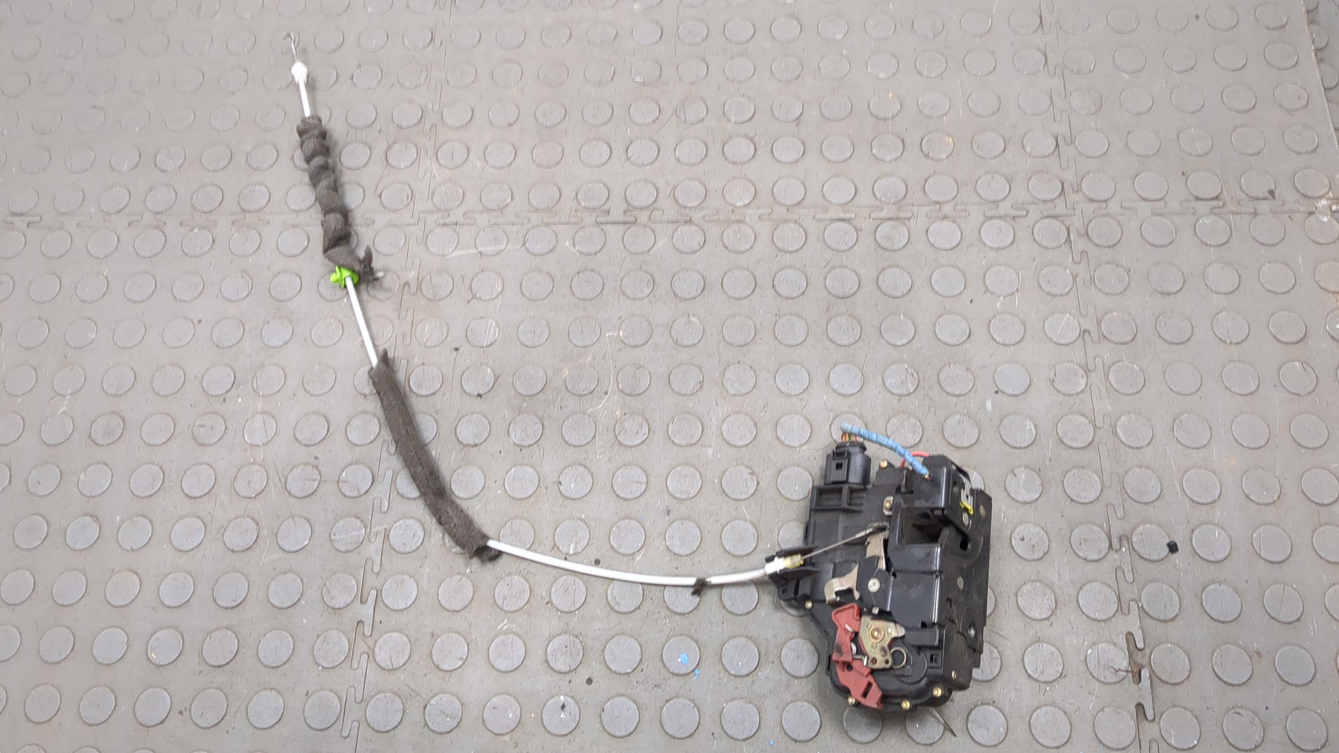 Замок двери передней правой