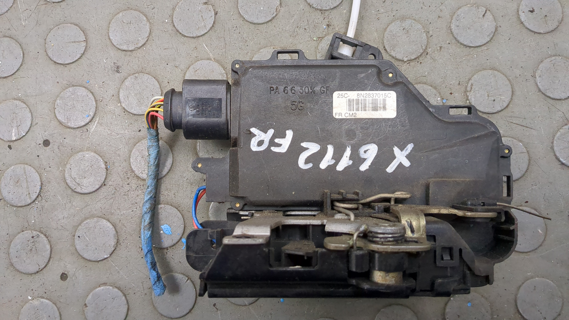 Замок двери передней правой