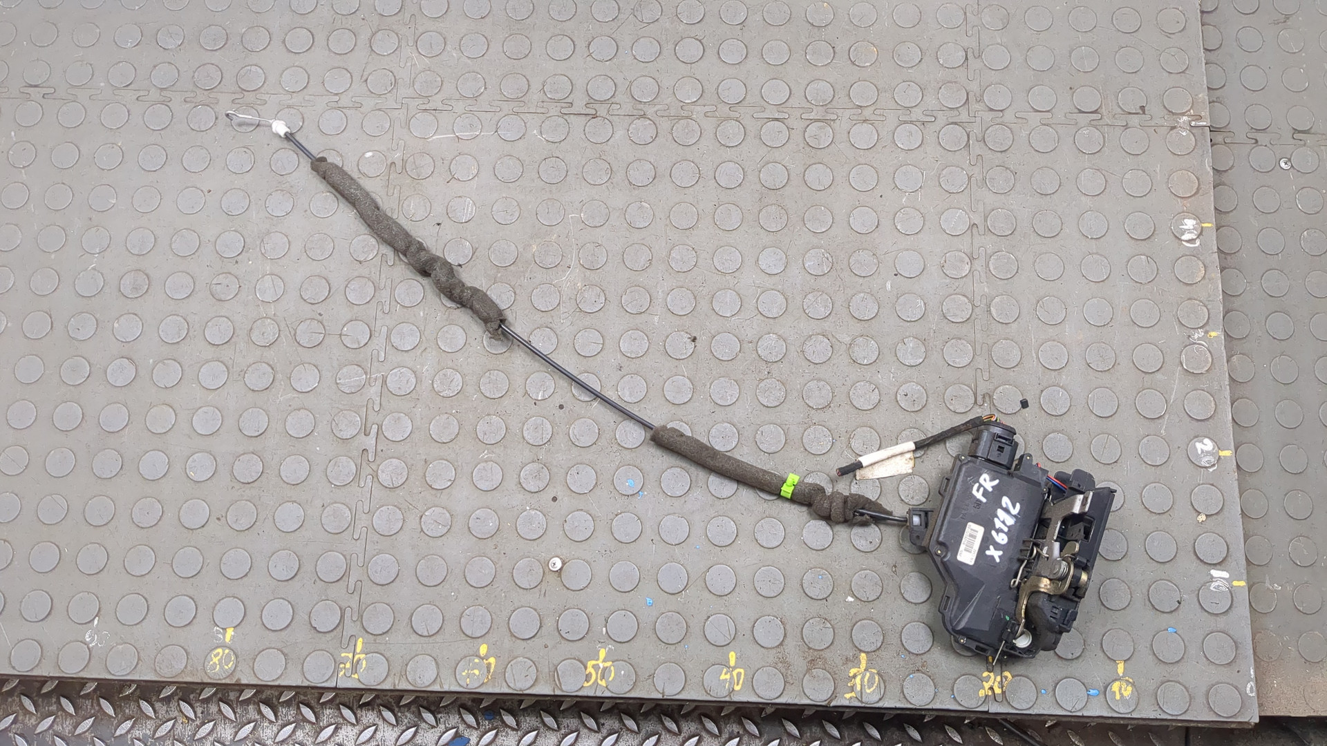 Замок двери передней правой