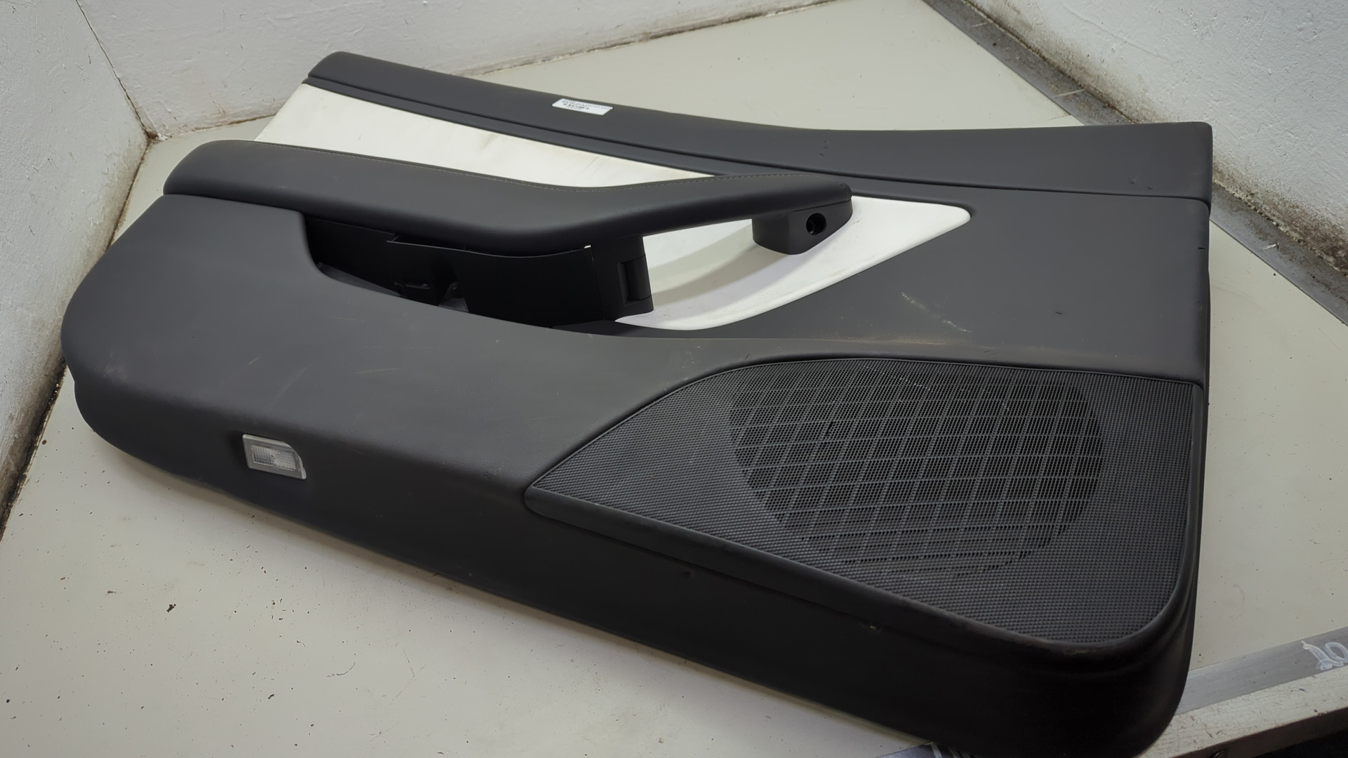 Обшивка двери передней левой