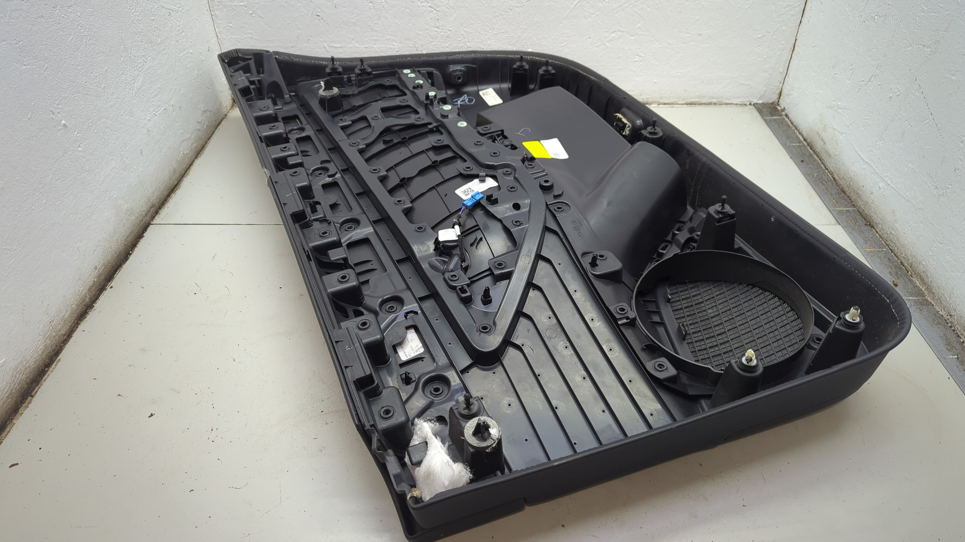 Обшивка двери передней левой