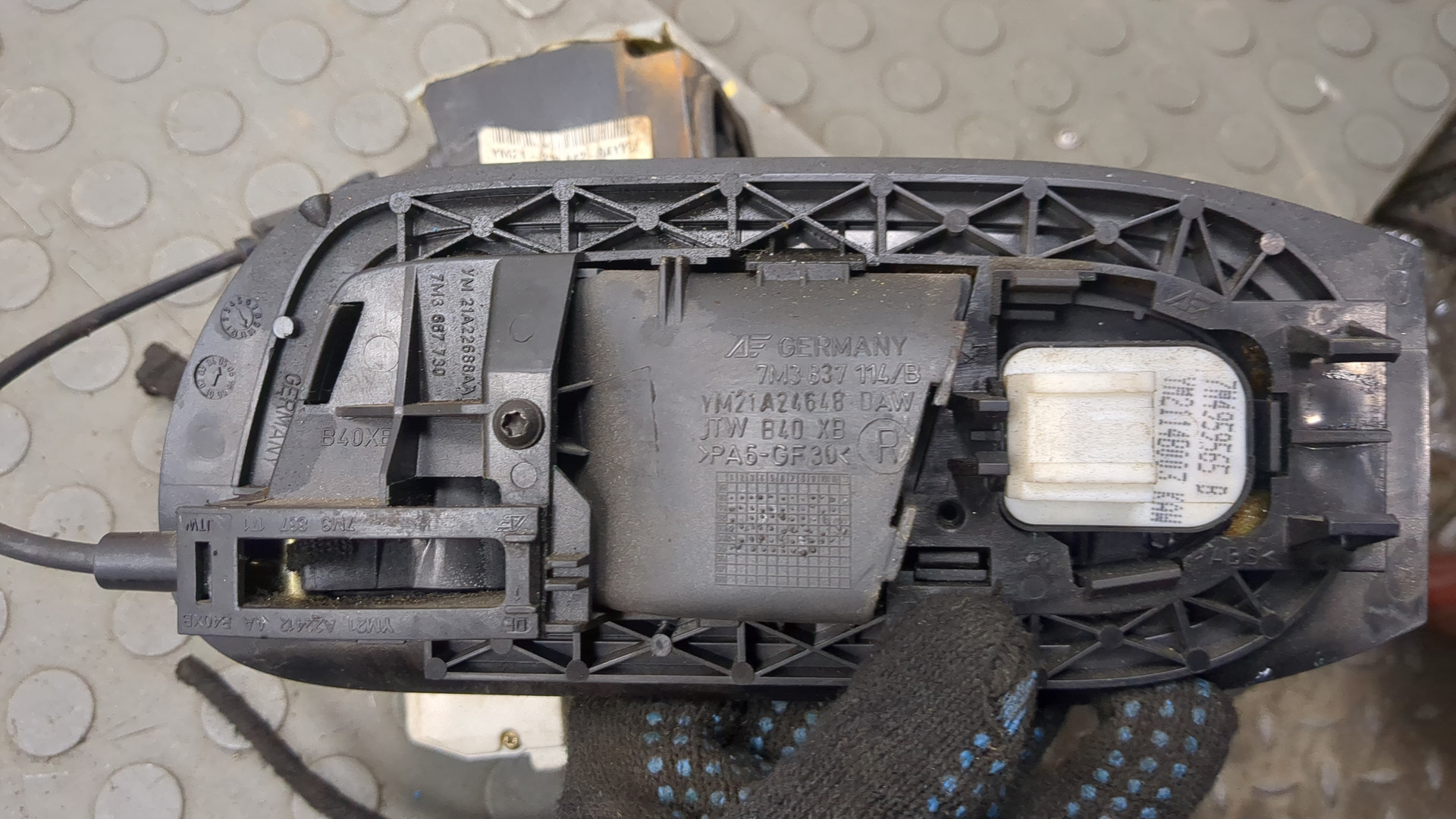 Замок двери передней правой