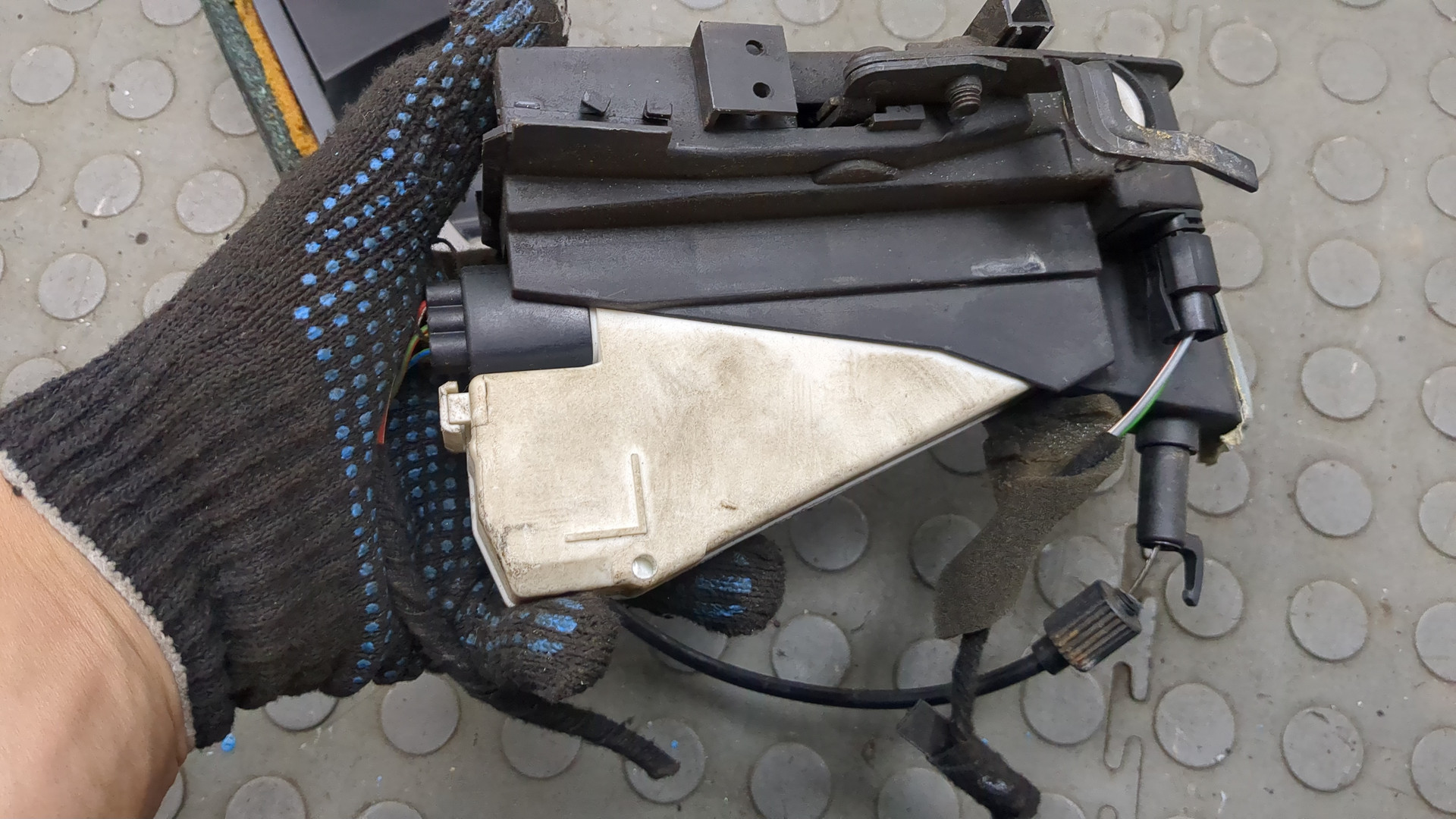 Замок двери передней правой