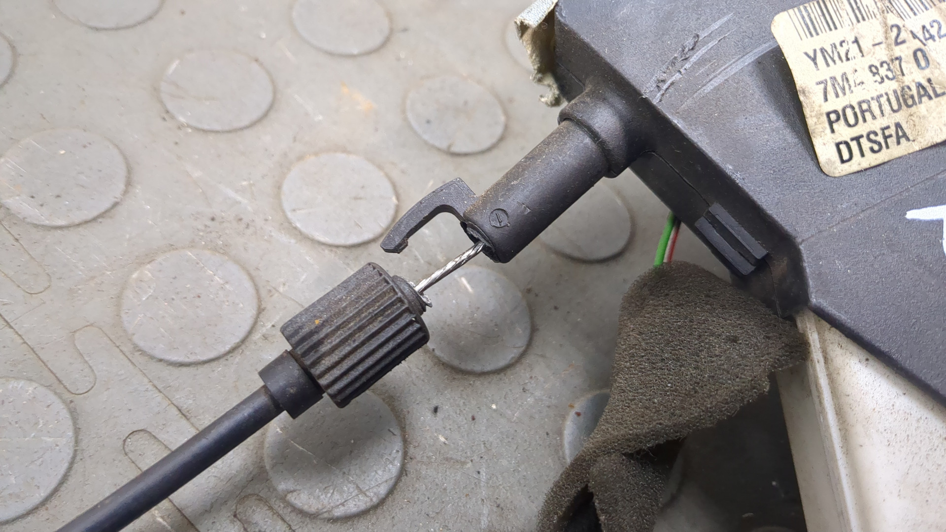 Замок двери передней правой