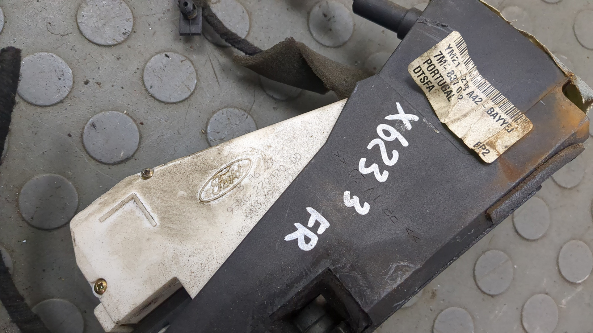 Замок двери передней правой