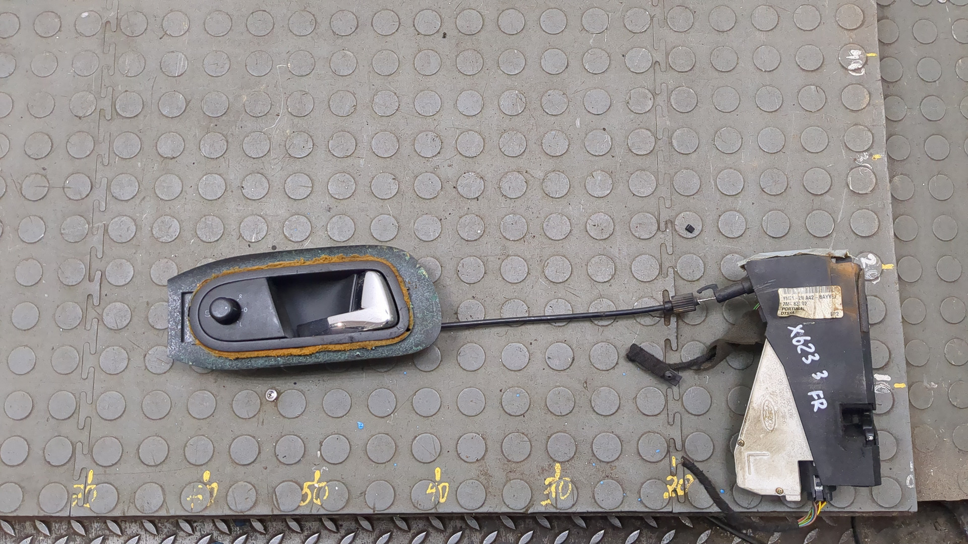 Замок двери передней правой