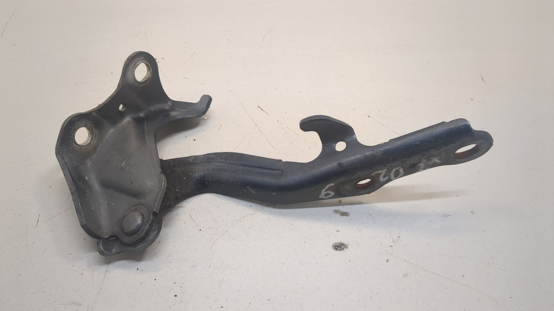 Петля капота левая