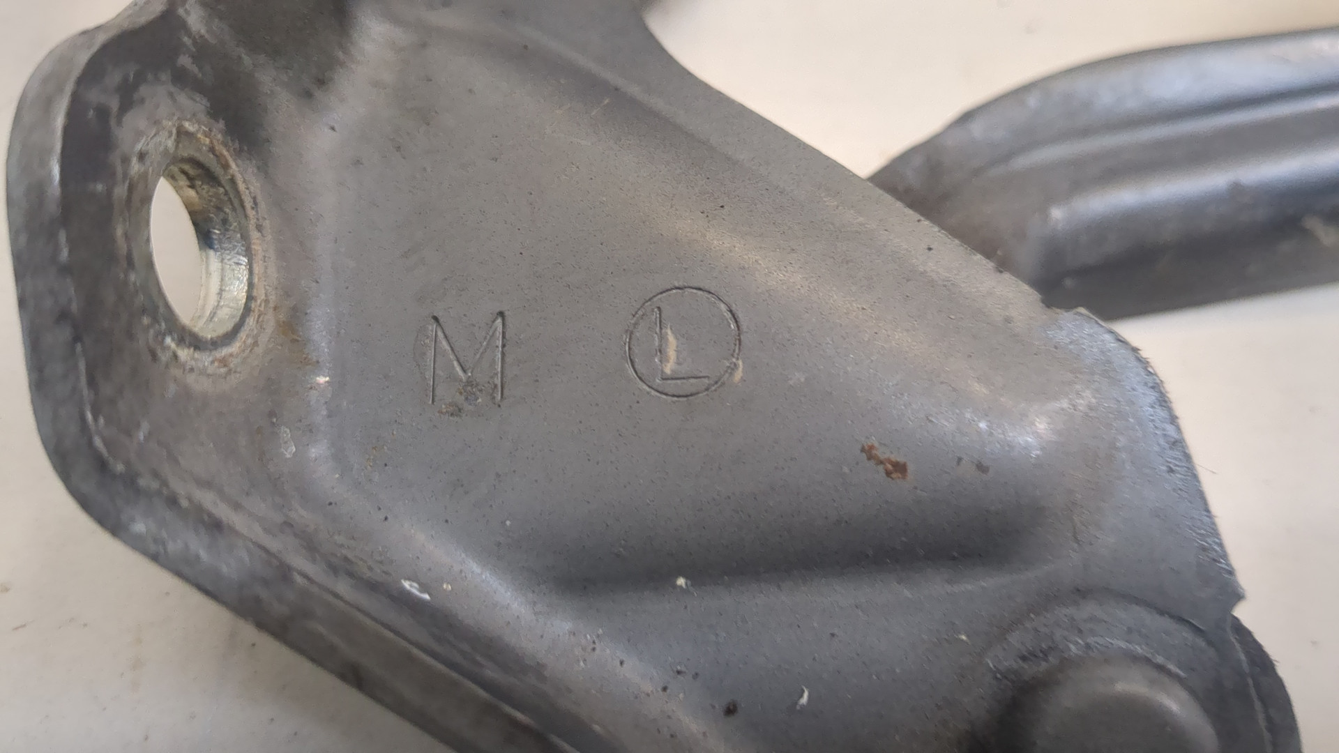 Петля капота левая