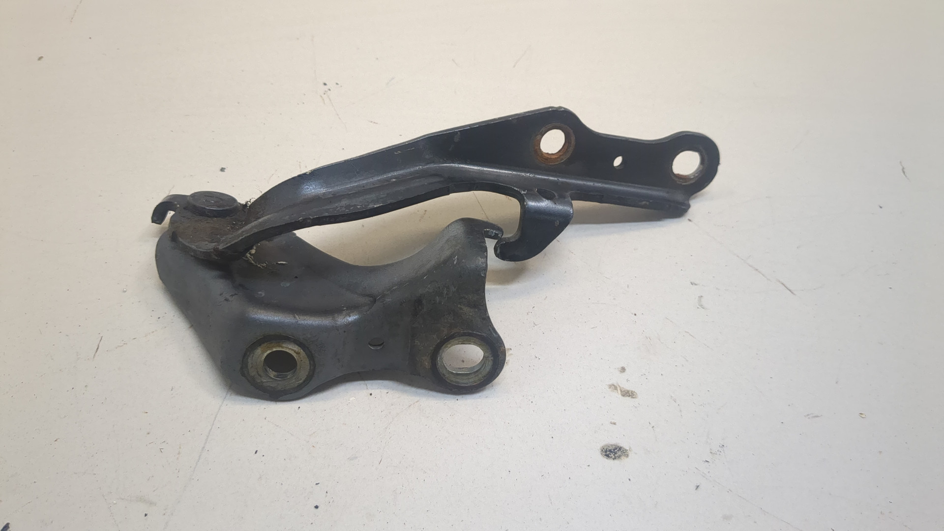 Петля капота левая