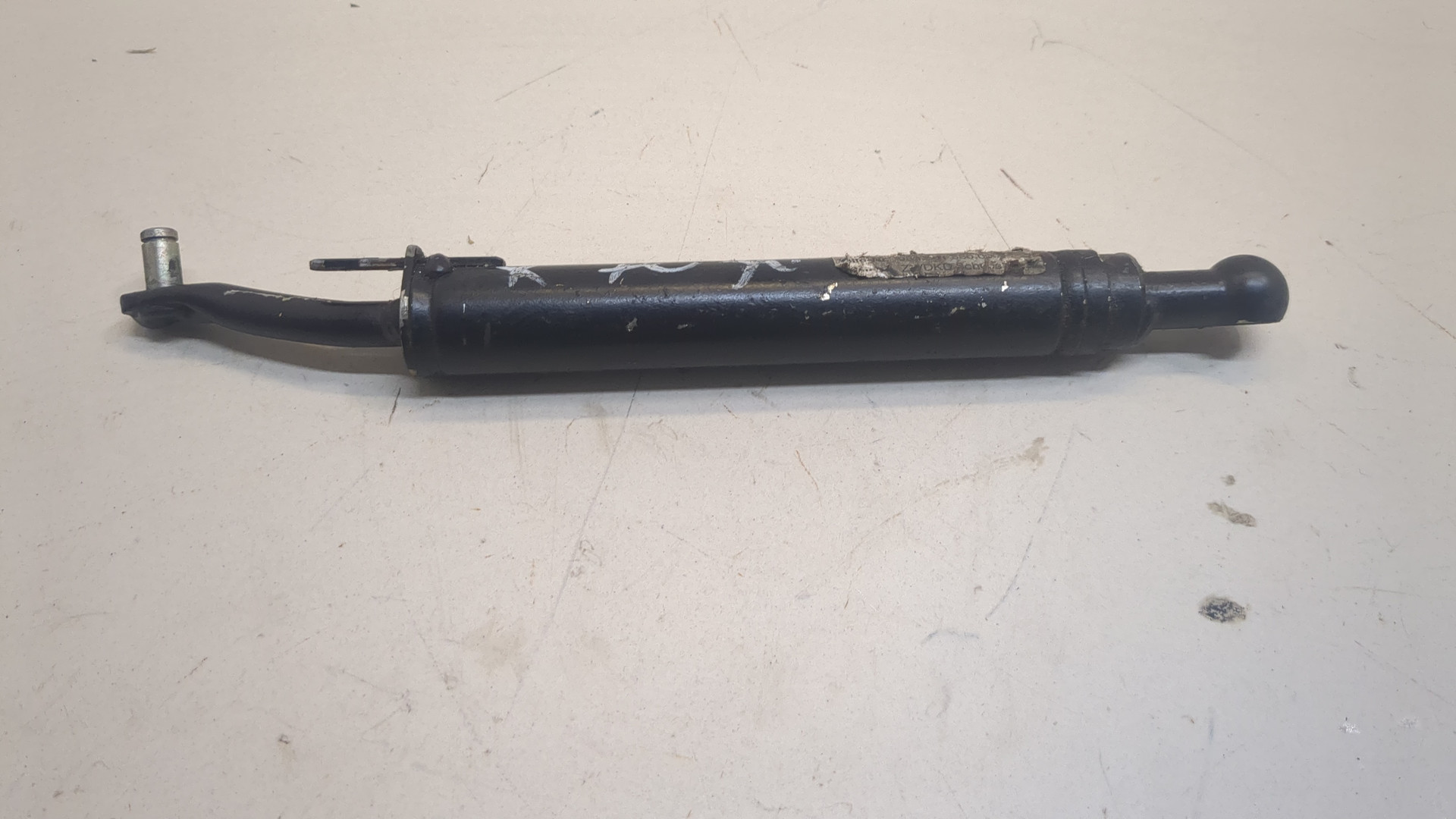 Амортизатор крышки багажника