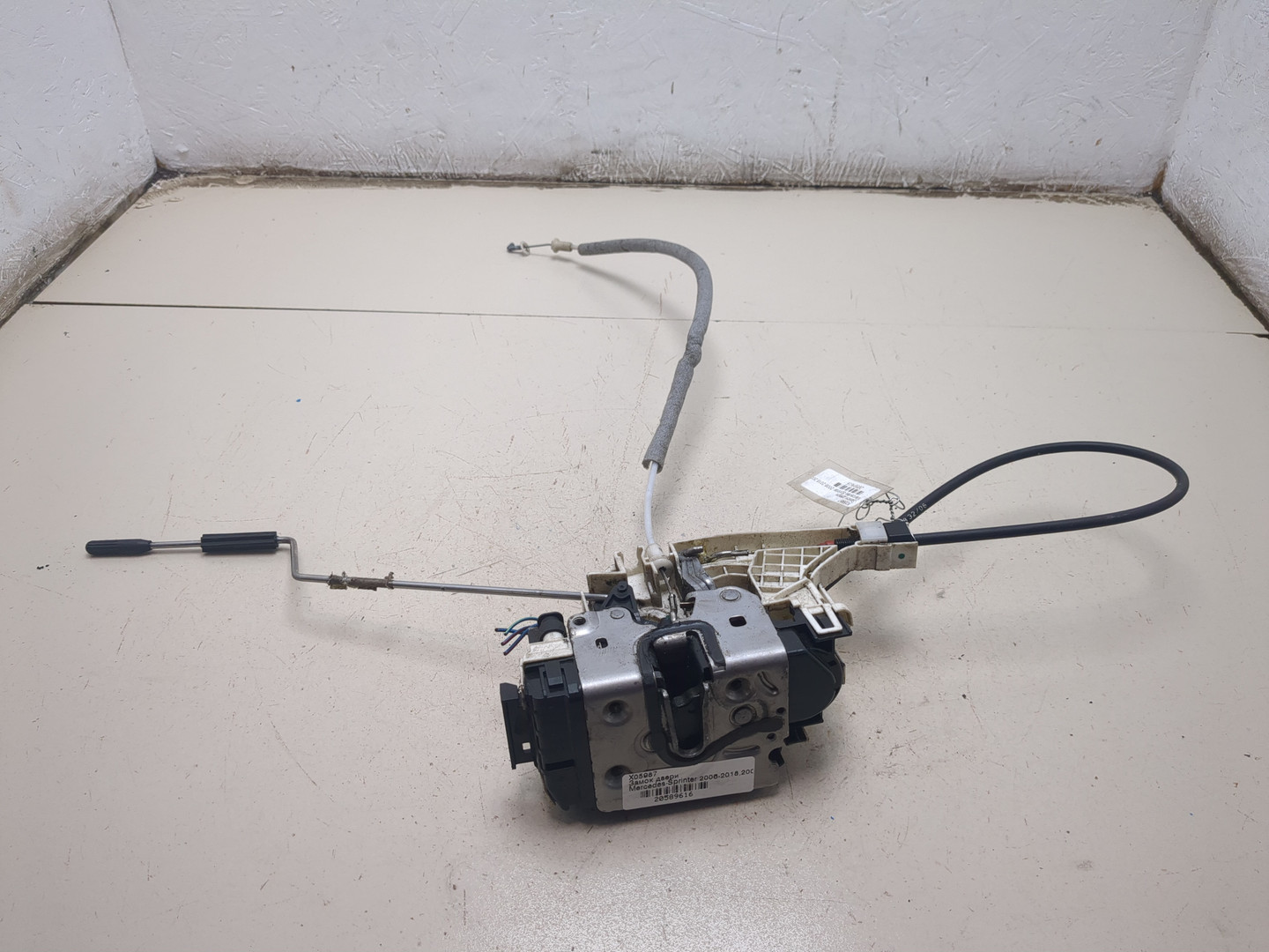 Замок двери передней левой