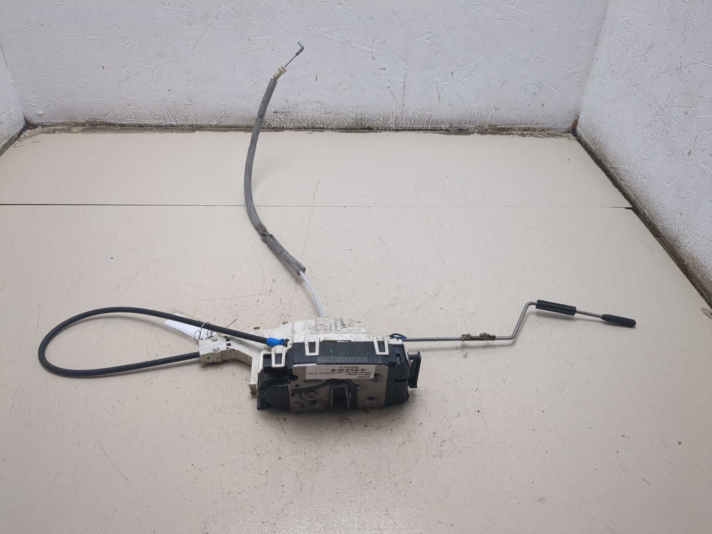 Замок двери передней левой