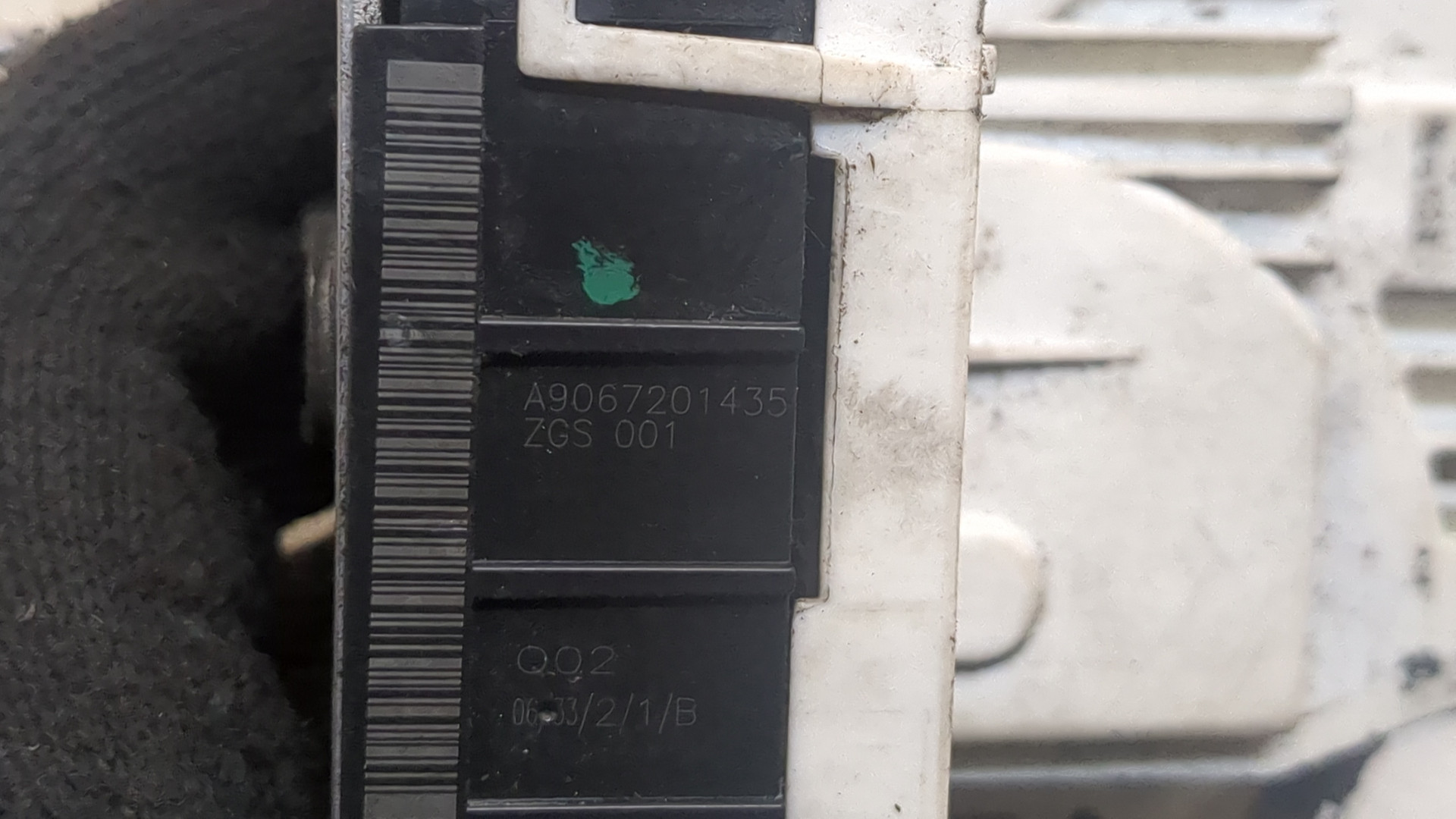 Замок двери передней левой