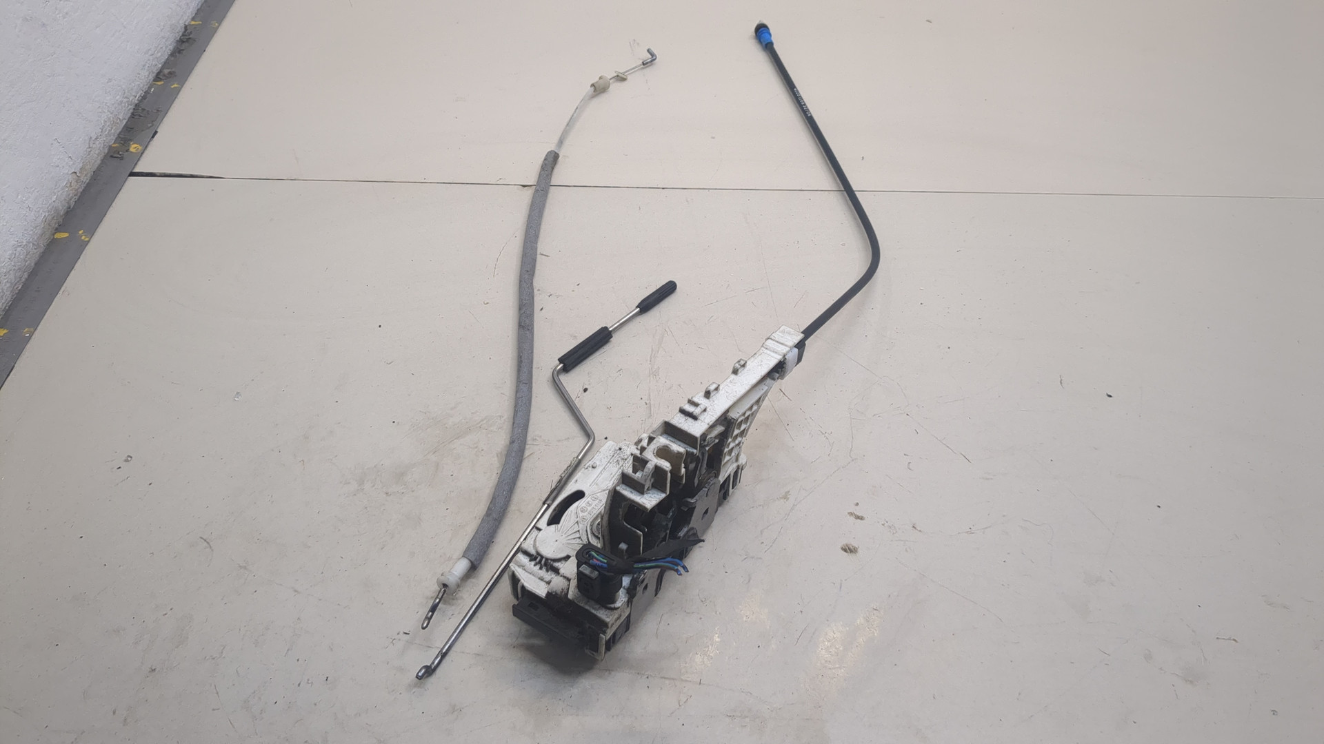 Замок двери передней левой