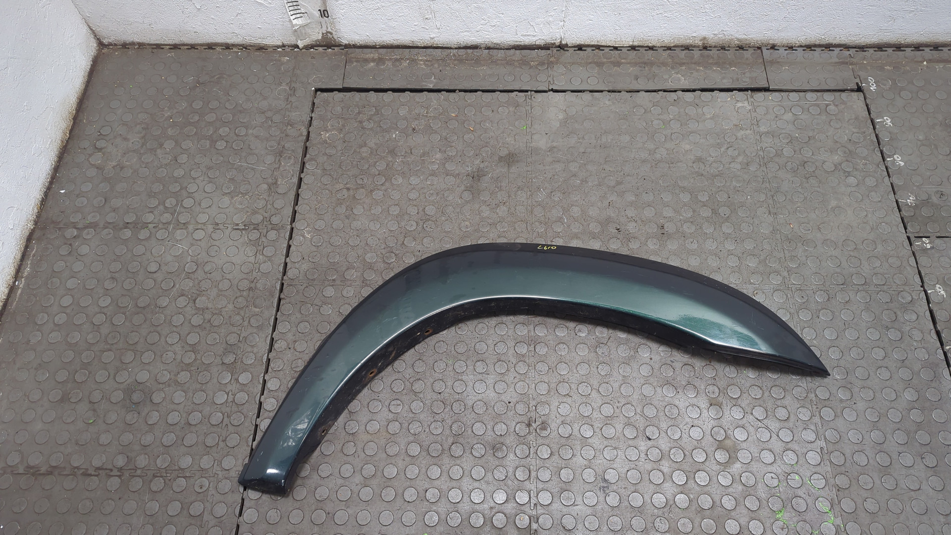 Накладка переднего крыла правого