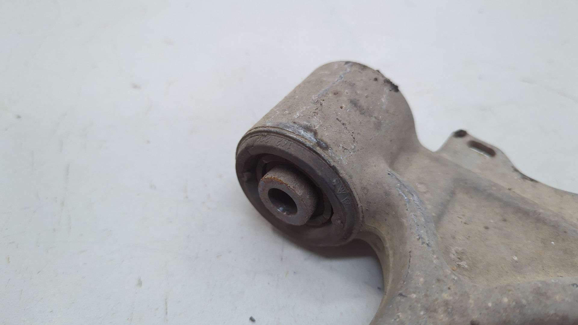 Рычаг передний правый