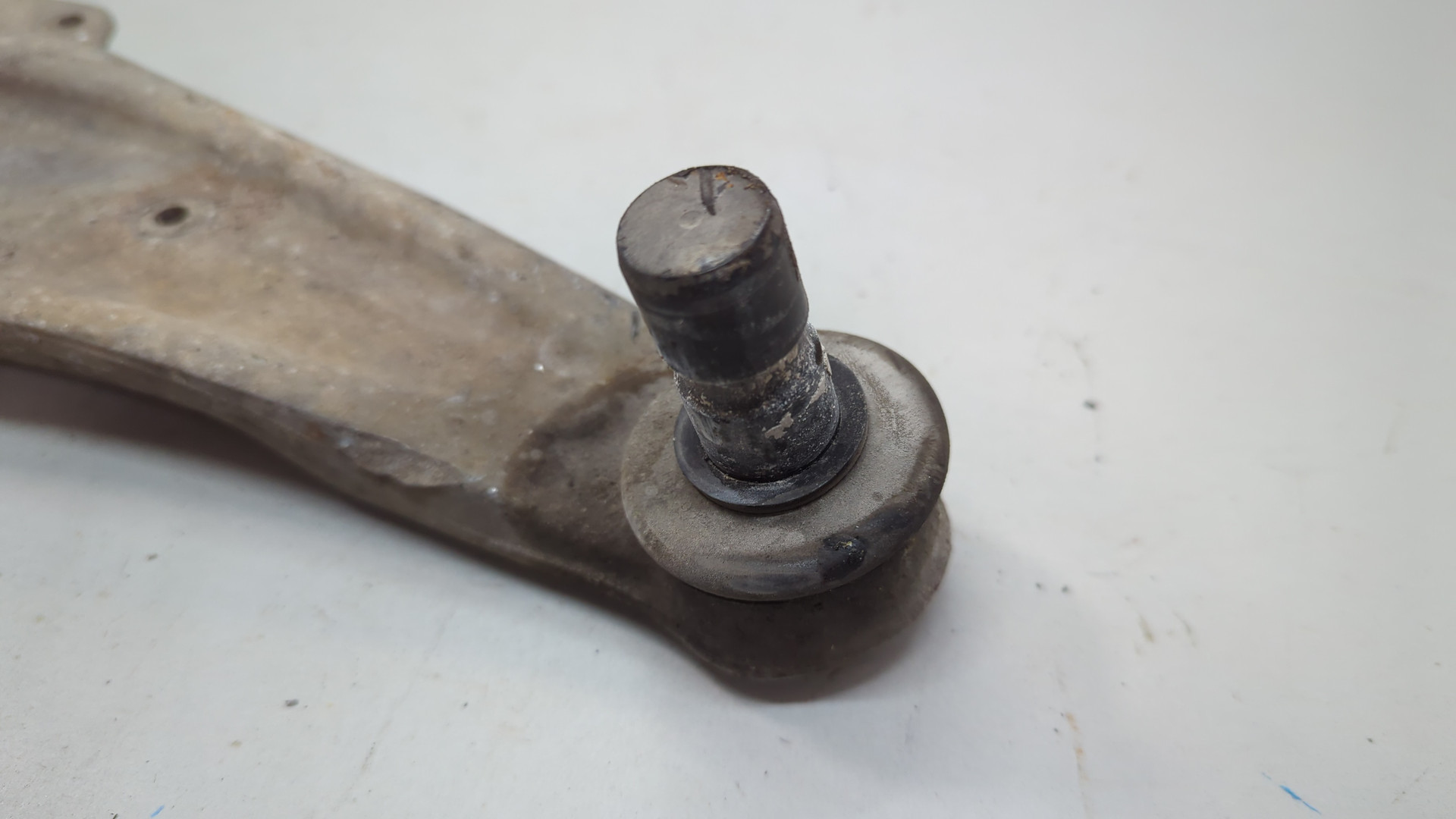 Рычаг передний правый