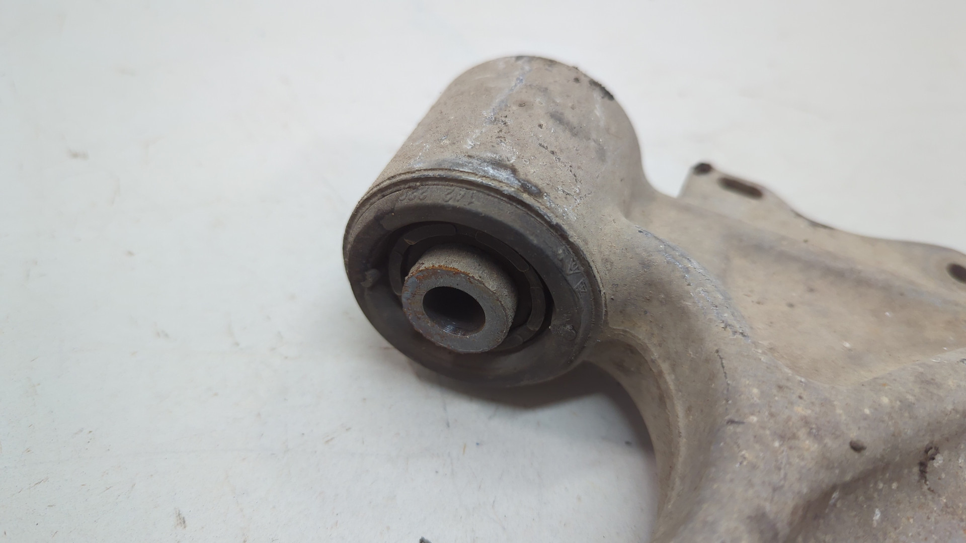 Рычаг передний правый