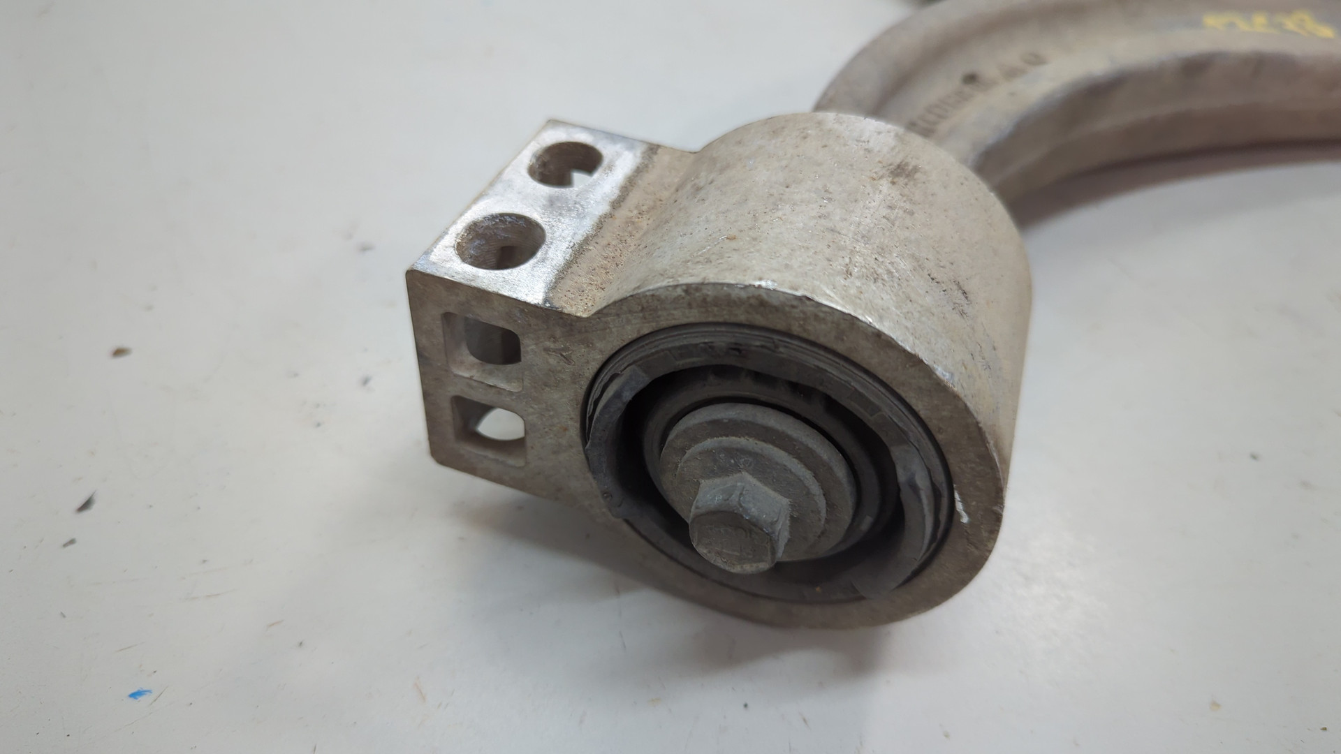 Рычаг передний правый