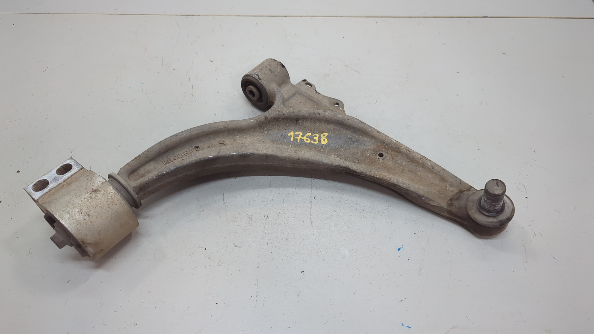 Рычаг передний правый