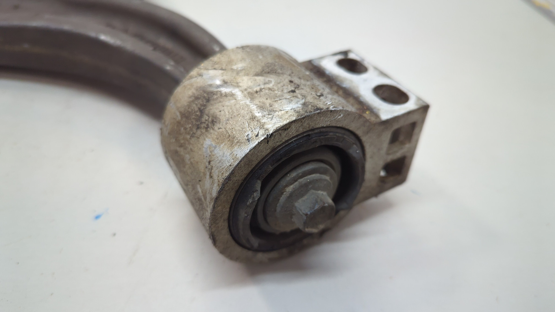 Рычаг передний левый