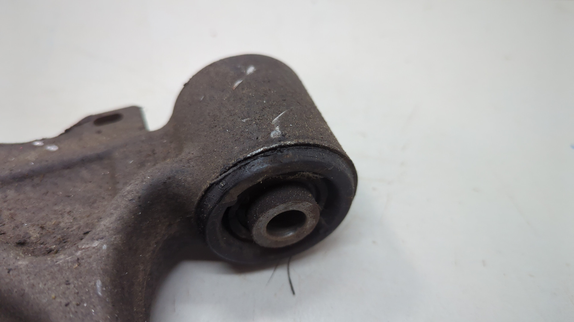 Рычаг передний левый