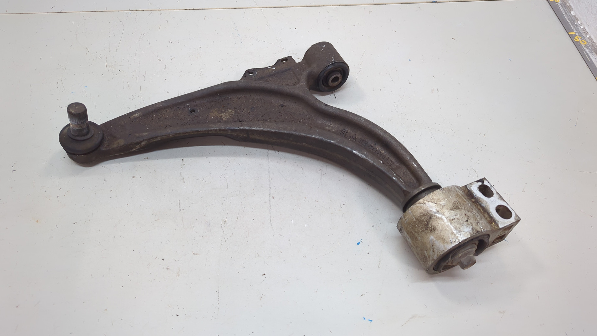 Рычаг передний левый