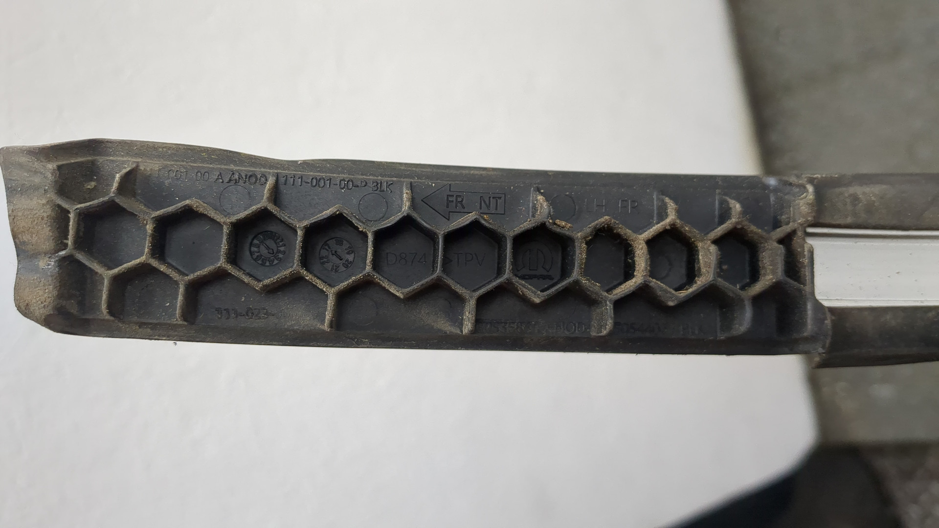 Рейлинг (релинг) левый (планка на крышу)