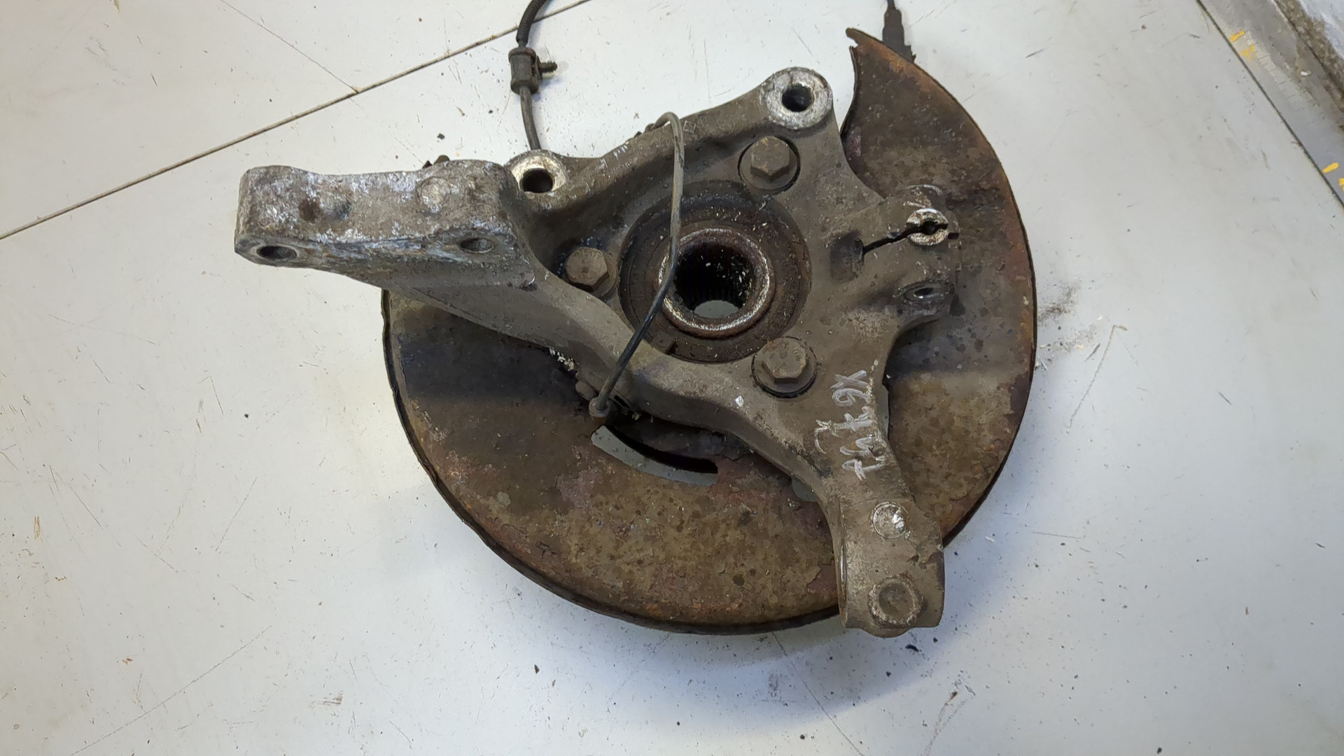 Кулак поворотный передний левый