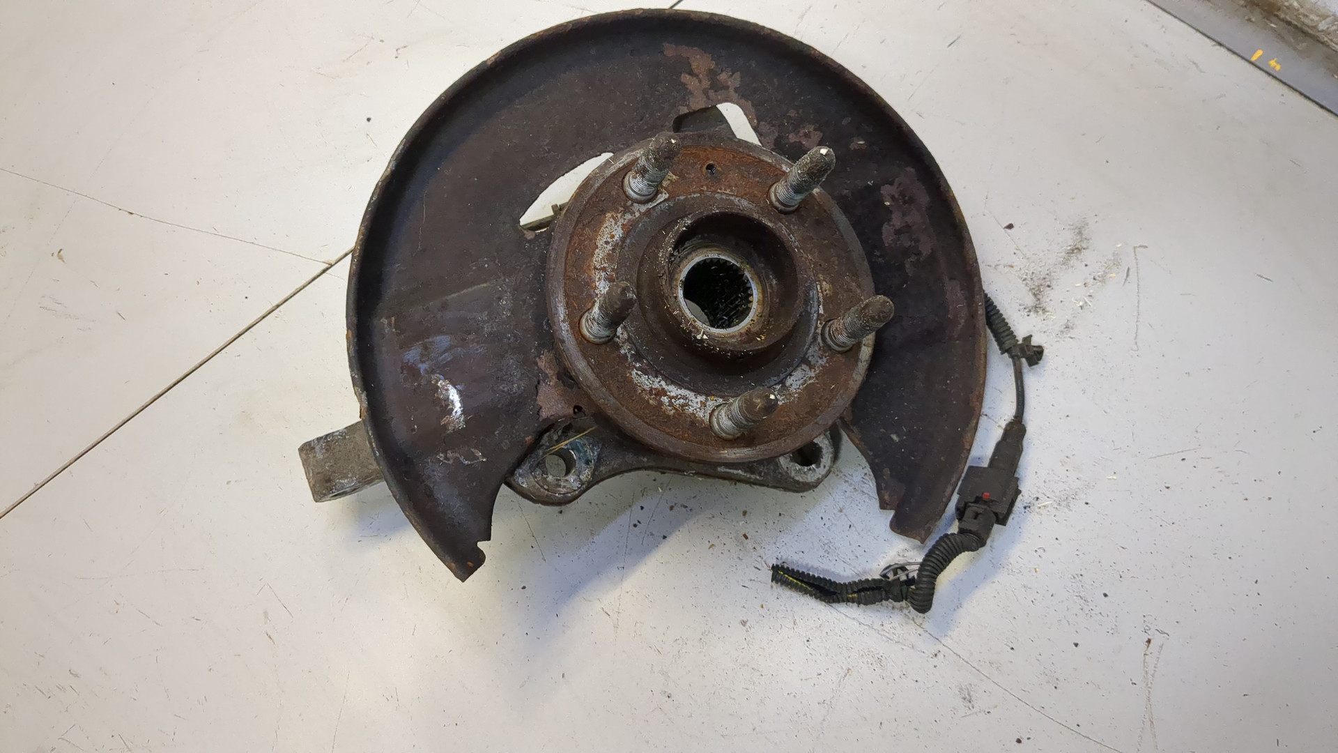 Кулак поворотный передний левый