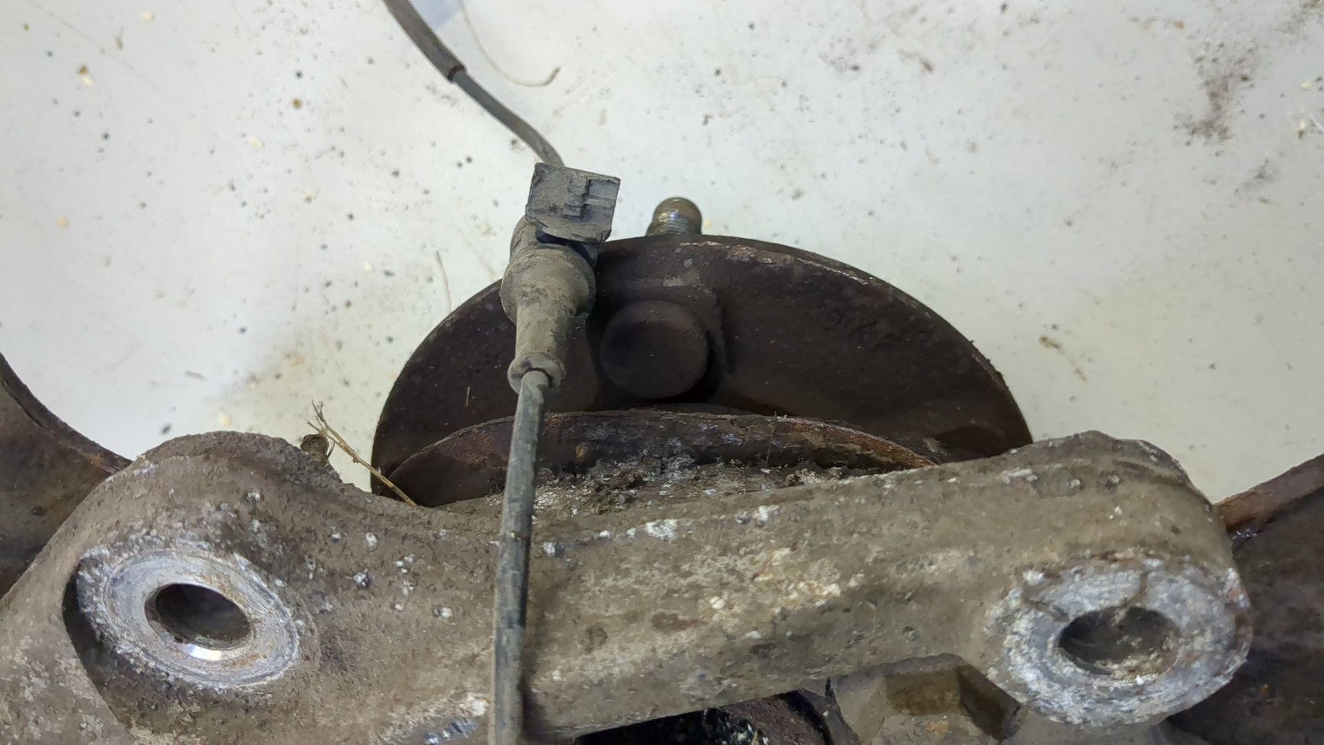 Кулак поворотный передний левый